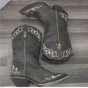 Vintage Crush by Durango embroidered pointy toe cowboy boots